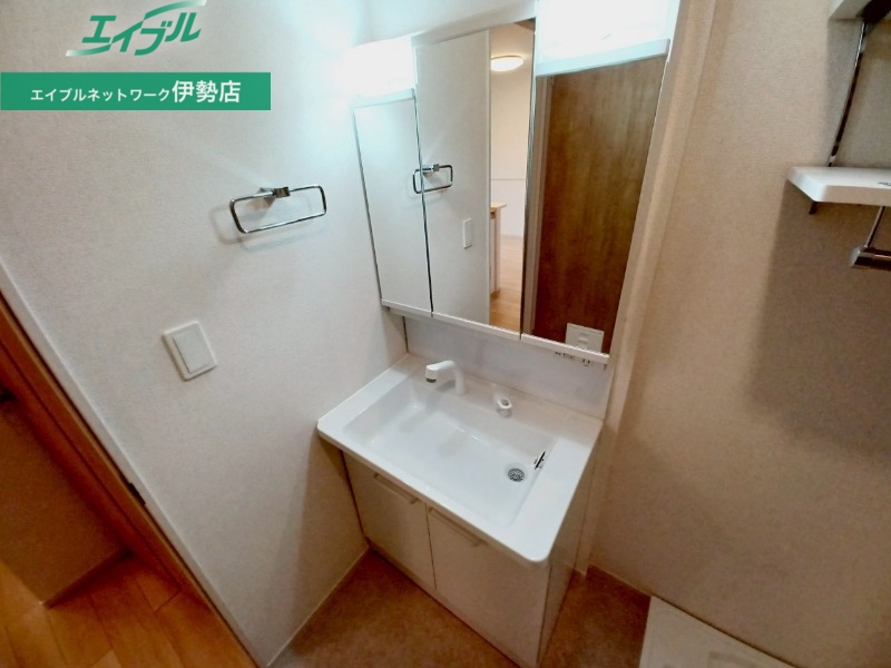 洗面設備　同型参考写真です