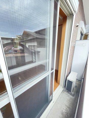 バルコニー　バルコニーは南西向きで陽当たり良好♪お洗濯物はお昼からでも乾