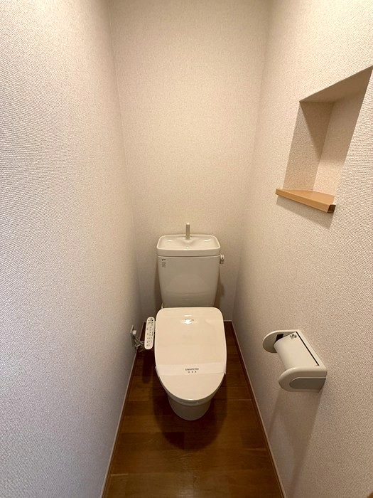 トイレ　トイレは温水洗浄便座付き♪人気のバストイレ別です♪横にはトイ