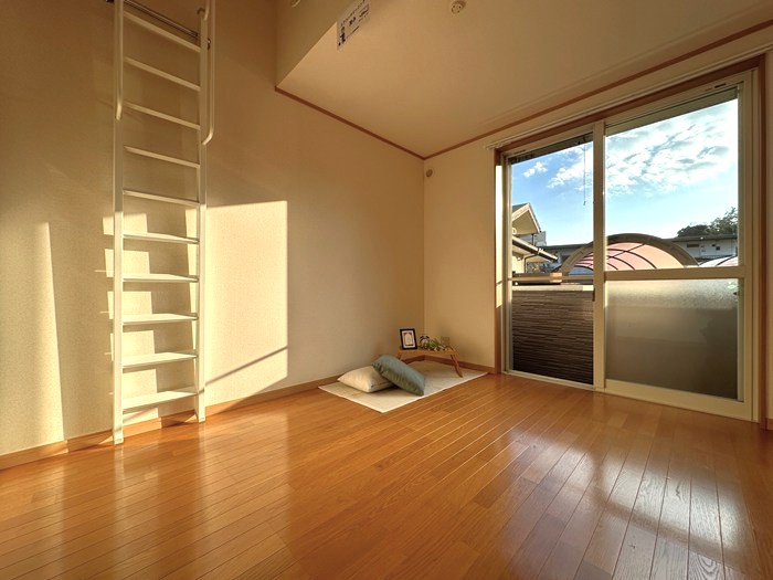 居室・リビング　南西き洋室6帖☆バルコニーに繋がるお部屋は陽当たり良好です！