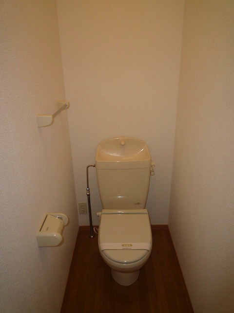 トイレ　写真は102号室です（参考）