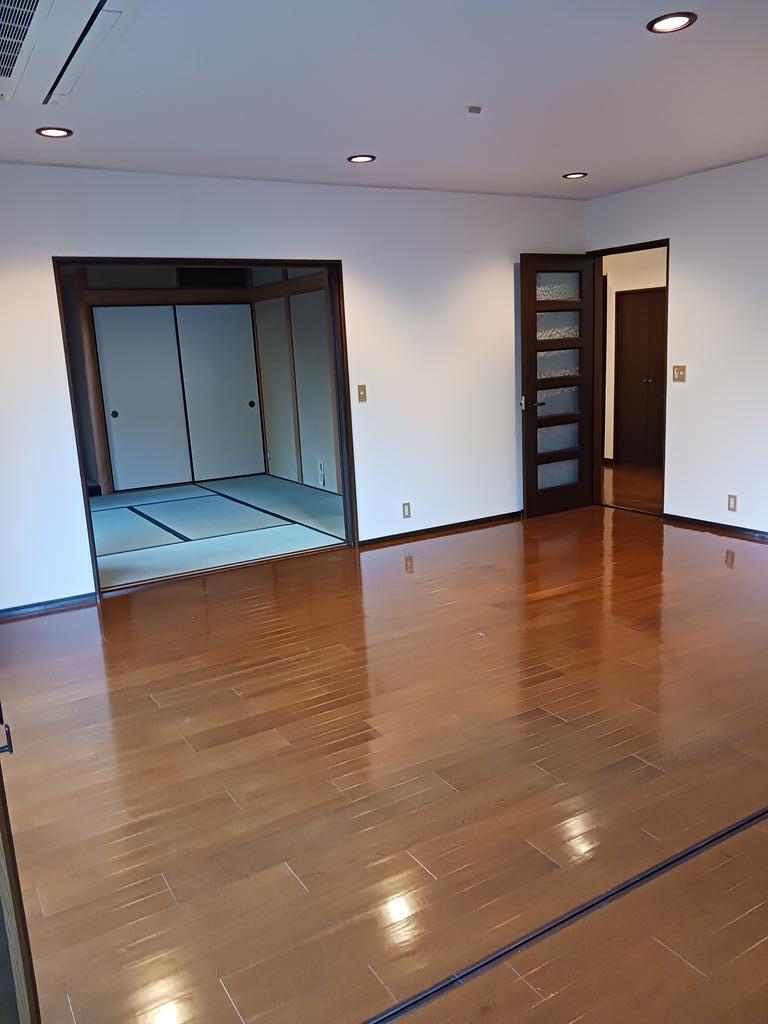 東香里南町貸家の居間写真