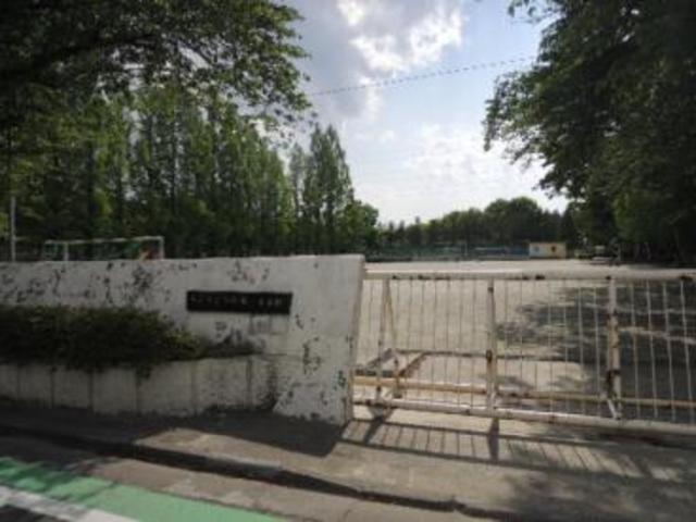 小学校　多摩市立多摩第三小学校（小学校）まで696m