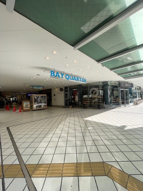 ショッピングセンター　横浜ベイクォーター（ショッピングセンター）まで129m