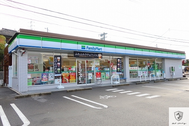 コンビニ　ファミリーマート（コンビニ）まで1100m