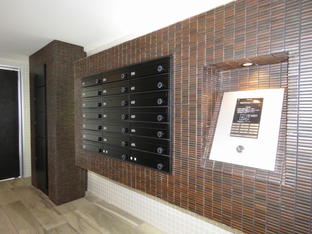 エントランス　宅配ボックスがあって便利です♪