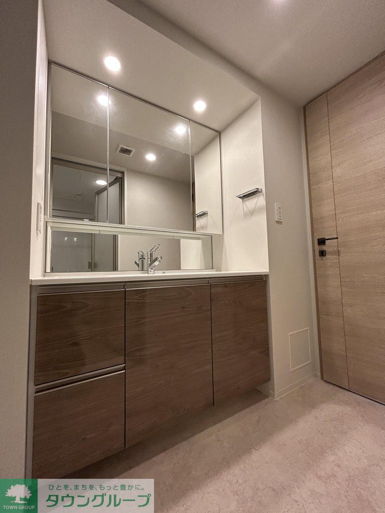 洗面設備　３面鏡収納タイプ洗面化粧台※クリーニング前