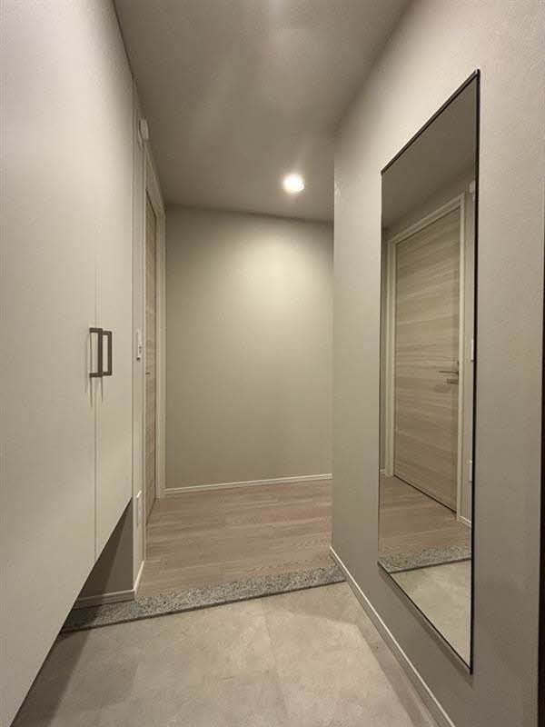 玄関　姿見鏡とシューズＢＯＸ完備