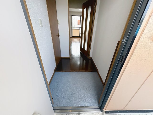 玄関　掲載写真は同型モデルを掲載しており実際のお部屋と仕様等が異な