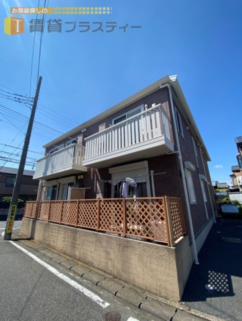 建物外観　穏やかな住宅地に調和するブラウンカラーのアパートです。