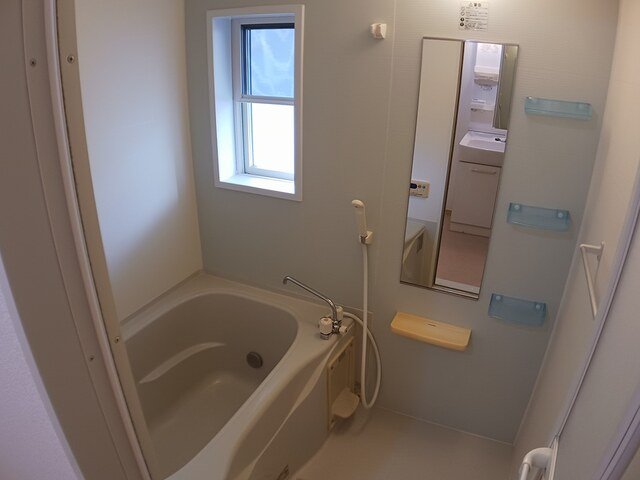 バス・シャワールーム　落ち着いた空間のお風呂です