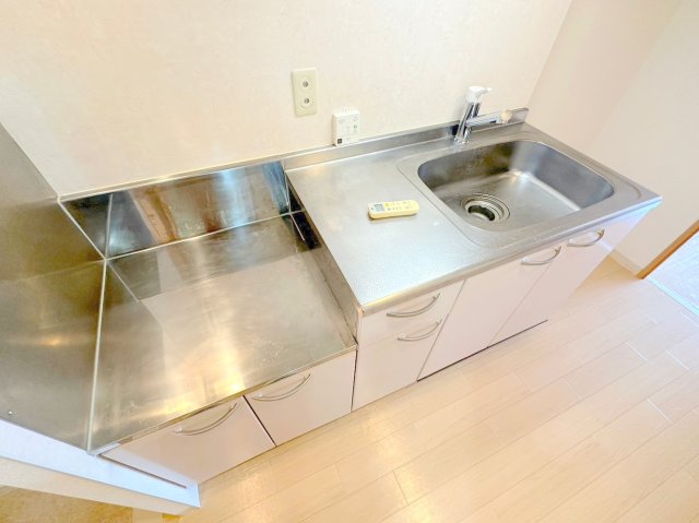 キッチン　あなたの好みに合わせたコンロを置いてくださいね。