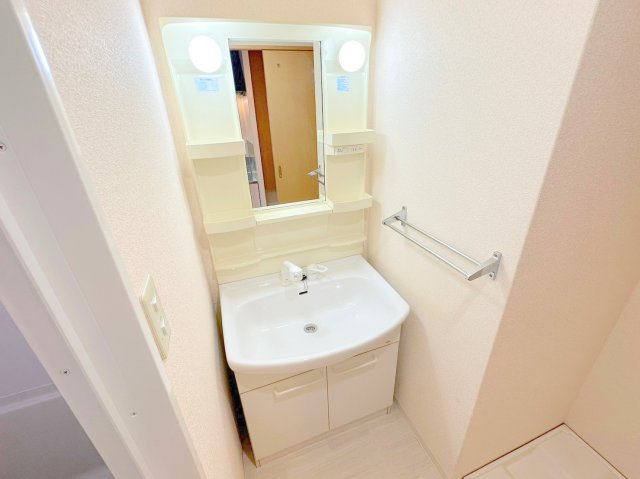 洗面設備　身支度が出来る独立洗面台です。