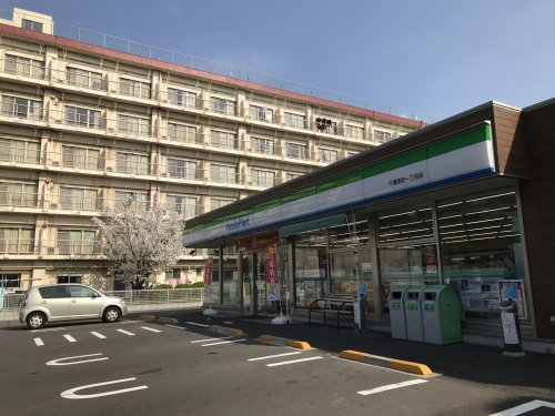 コンビニ　ファミリーマート千葉幸町一丁目店（コンビニ）まで217m