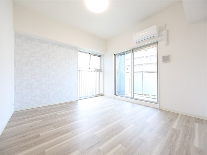 バルコニー　洋室10帖　2面採光　エアコン完備　バルコニー