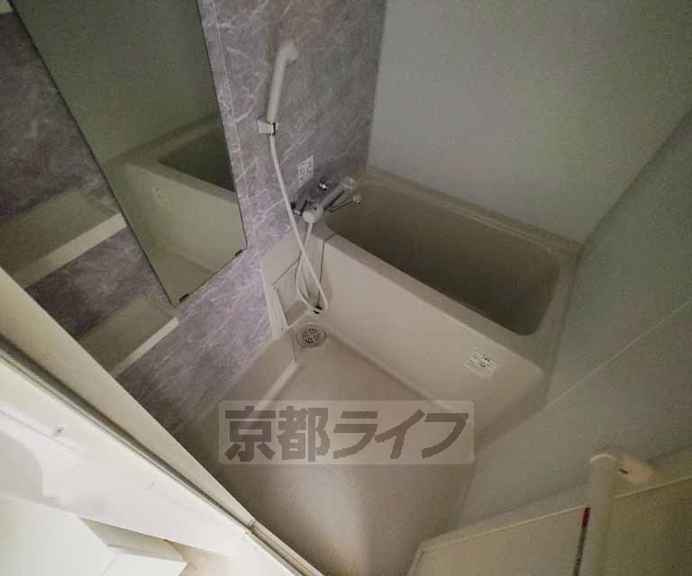 バス・シャワールーム　清潔感のあるお風呂