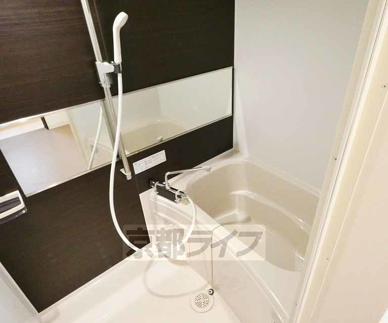 バス・シャワールーム　清潔感のあるお風呂です