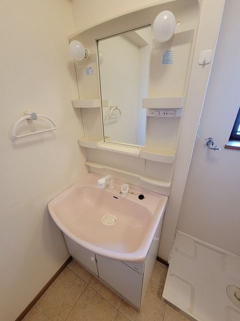 洗面設備　独立洗面台あり、毎朝おしゃれに忙しい女性の方におすすめです