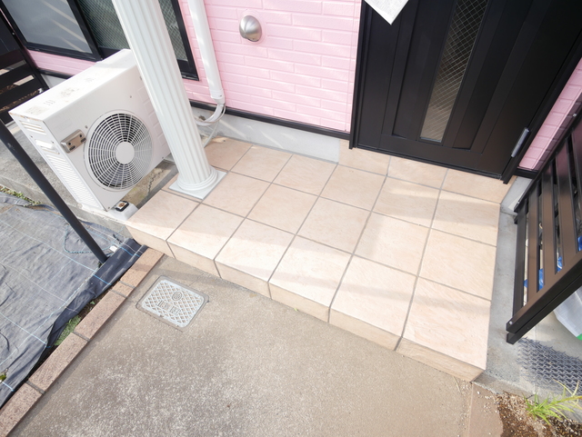 エントランス　★タイル張りのエントランスです★