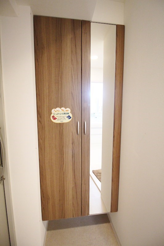 玄関　玄関は姿見鏡付きです。お出かけ前の身だしなみチェックに。