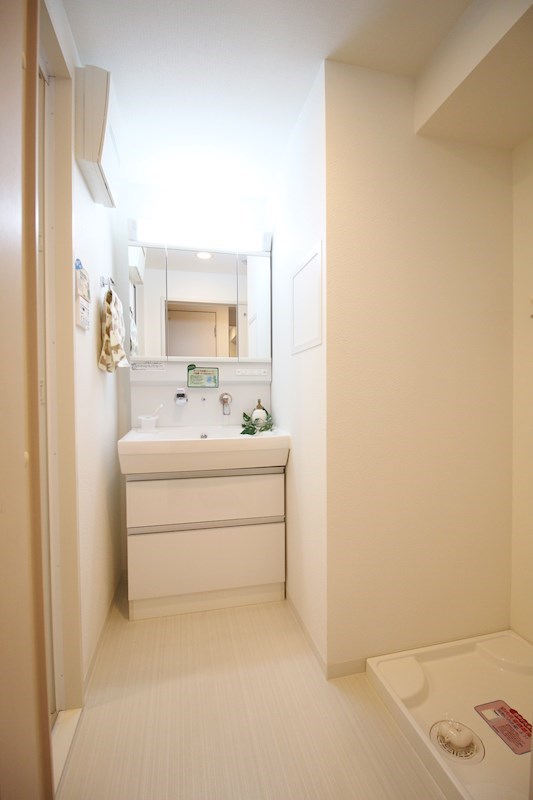 洗面設備　洗面脱衣所スペースです。3面鏡付シャンプードレッサー。