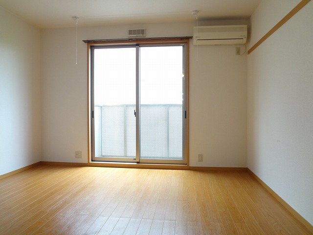 居室・リビング　別部屋参考写真　※実際のお部屋には、小窓があります