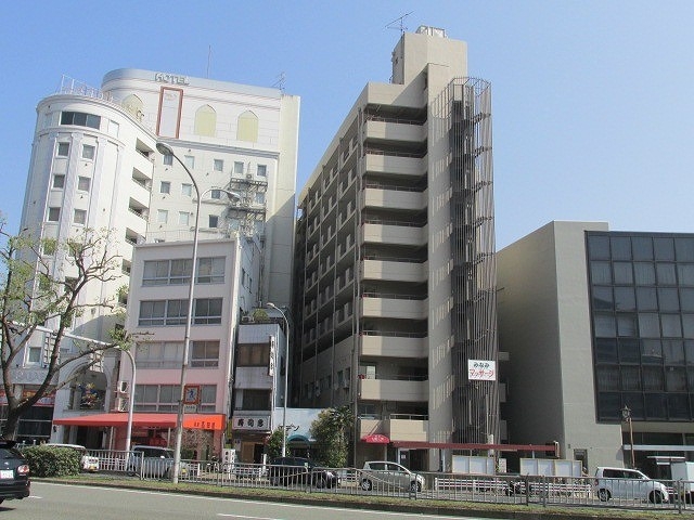 建物外観　ずっしりした外観です