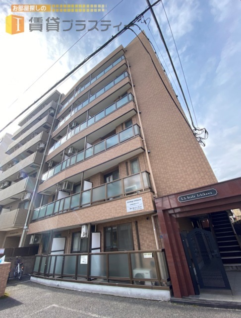 建物外観　市川駅から明るい道の１本道。。女性も安心の立地ですね。