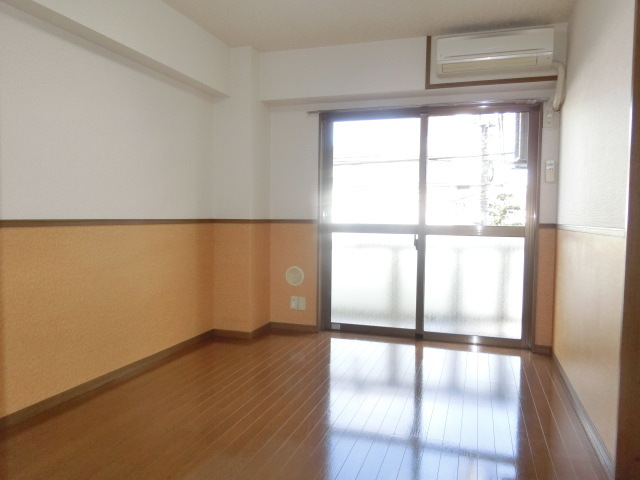 居室・リビング　ツートンのクロスでデザイン性の高いお部屋。