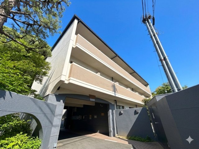 建物外観　居住者専用のごみ置き場があります。
