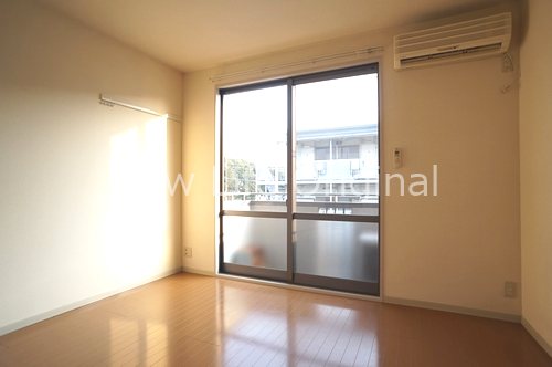 居室・リビング　南向きで明るい光が入ってくるお部屋です☆