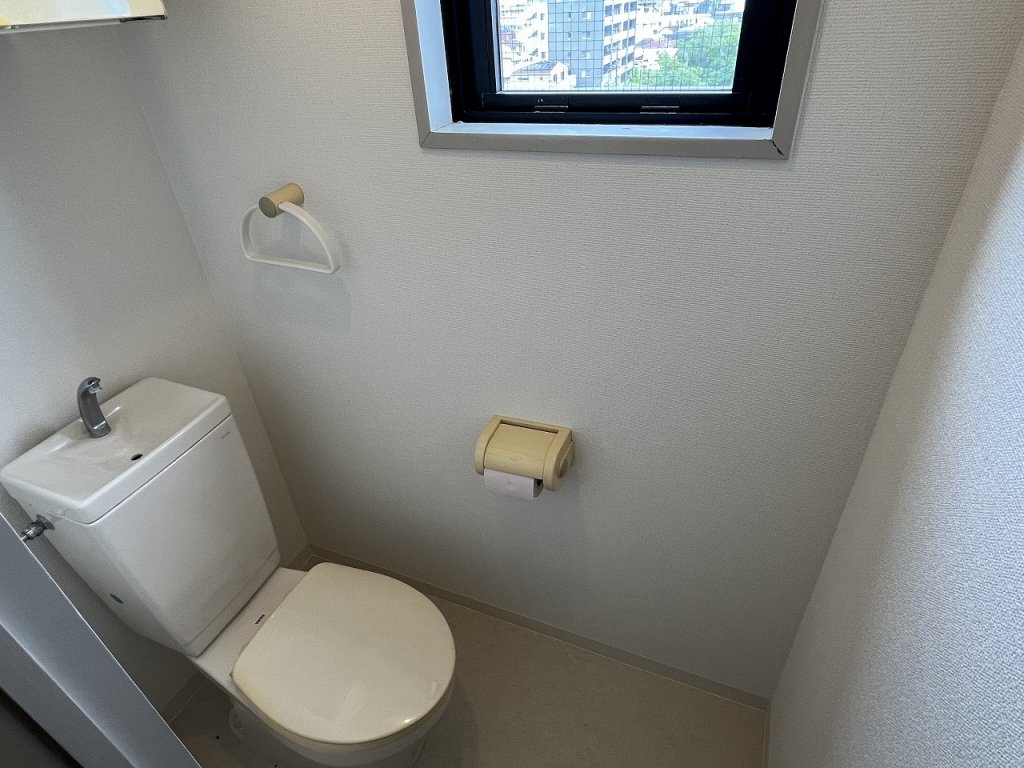 トイレ　トイレ内コンセント・換気窓あります。