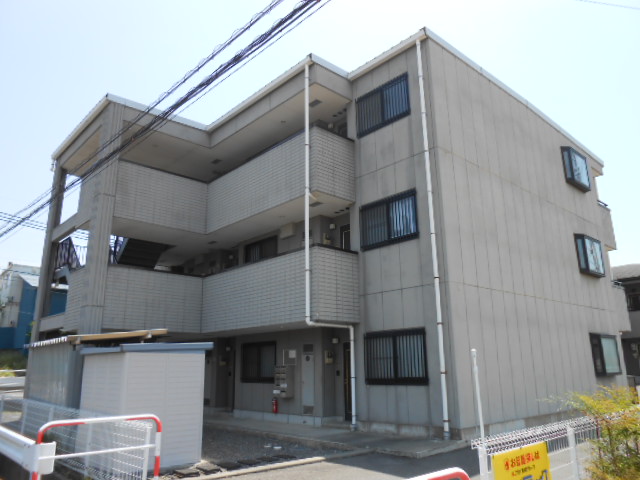 建物外観　マンション玄関側（北面）を北西方向より撮影