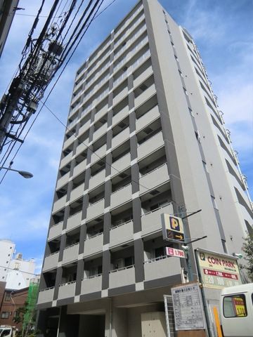 建物外観　タイル張りの重厚感ある外観