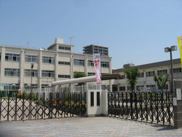 小学校　芥川小学校（小学校）まで938m