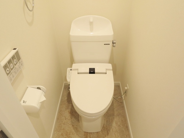 トイレ　温水洗浄便座機能が付いたトイレです。