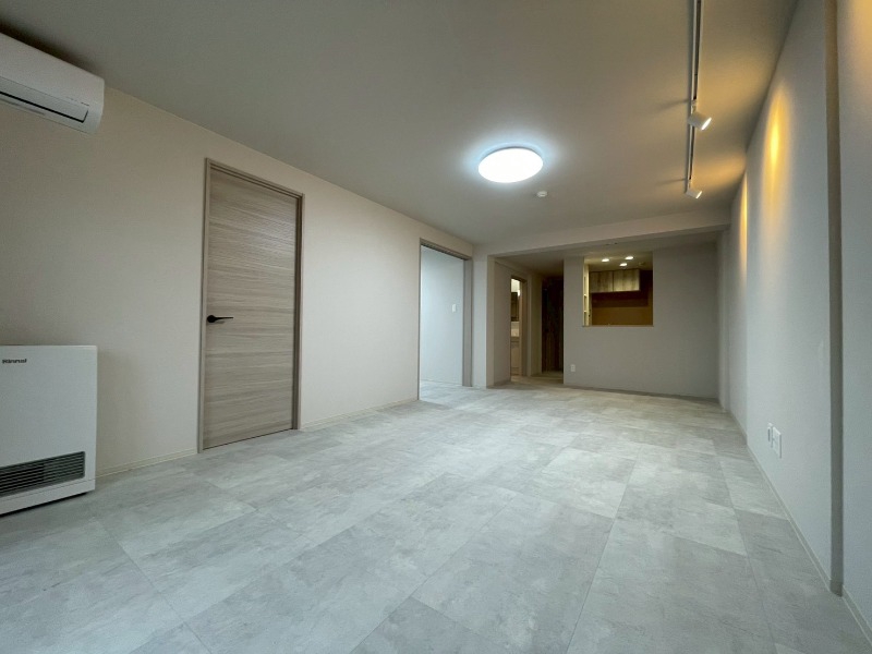 居室・リビング　日当たりが良くて心地よく過ごせそうなお部屋です。