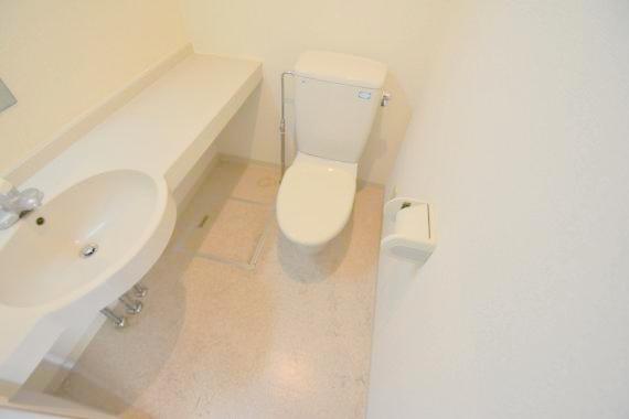 トイレ　白くてピカピカのトイレですね。お掃除もしやすいです。