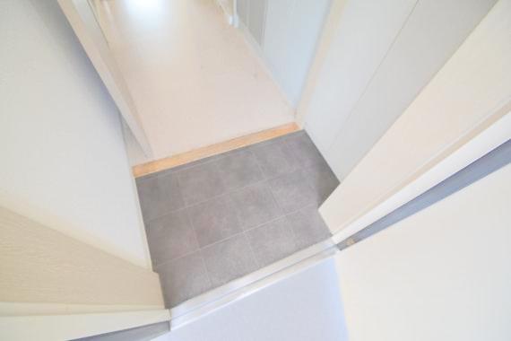 玄関　玄関に入るとお部屋まで一直線、明るい光が差し込みます。