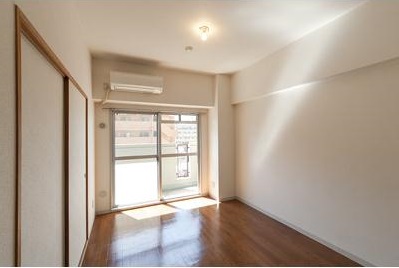 居室・リビング　「落ち着いた色合いの床材を使用した居住空間」