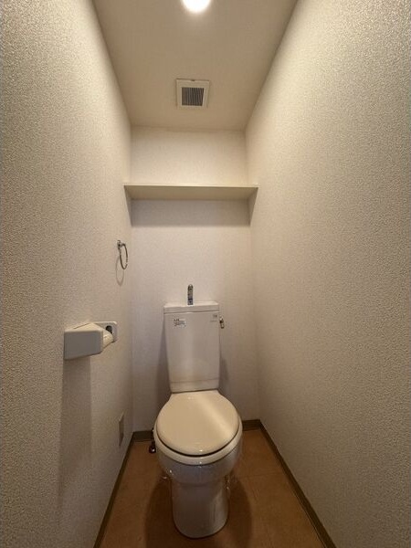 トイレ　※写真は同じマンションの違う部屋のものになります。