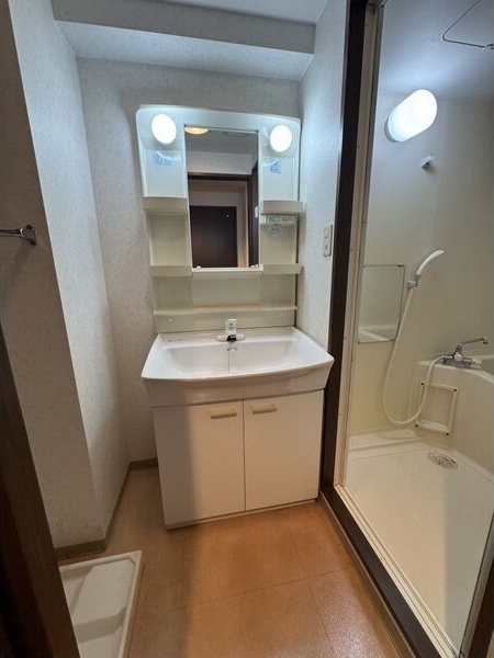 洗面設備　※写真は同じマンションの違う部屋のものになります。