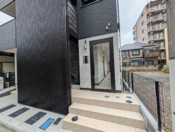 京急本線 八丁畷駅 徒歩4分 3階建 築2年の居間写真