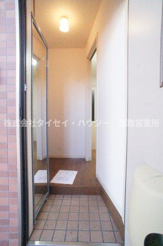 玄関　同タイプの物件となります。