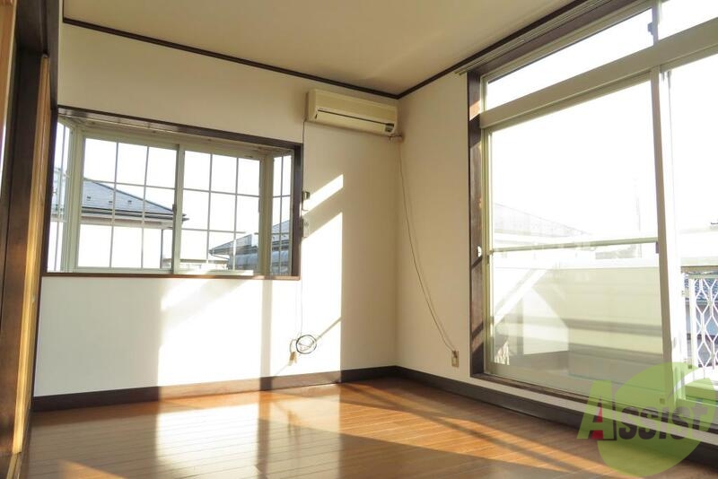 居室・リビング　大きな窓から入る日差しが眩しいですね～。
