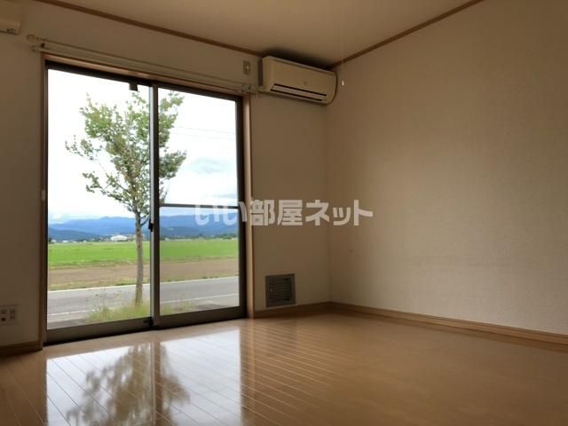 メリープラッツ平成町III棟の居間写真