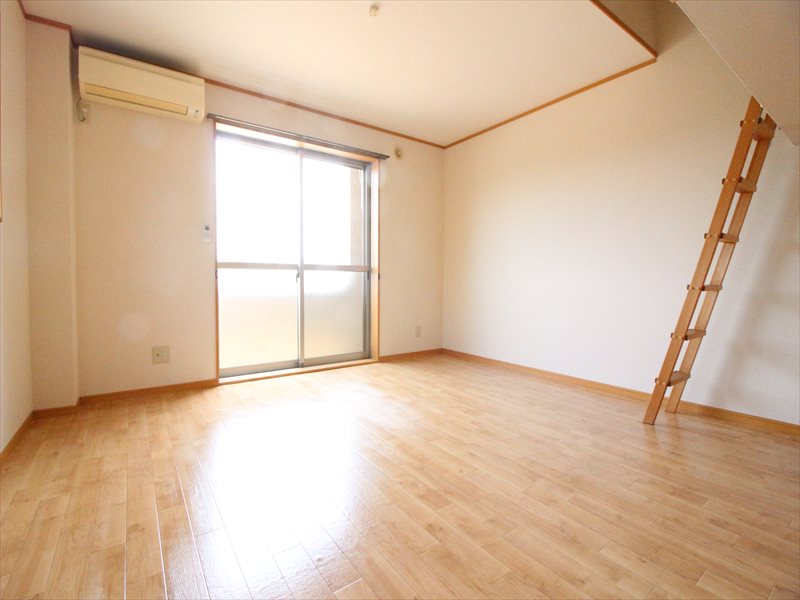 居室・リビング　洋室13.6帖・エアコン１台・角部屋（写真は別室）