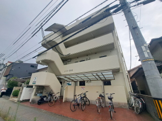 松山市湯渡町のマンションの建物外観
