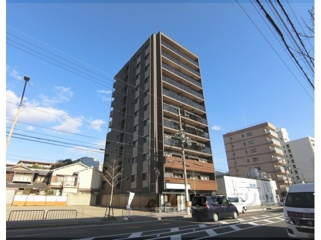 京都市山科区竹鼻堂ノ前町のマンションの建物外観