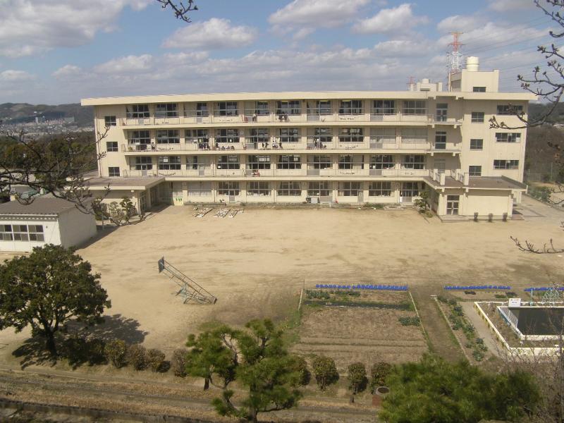 小学校　旭丘小学校（小学校）まで570m